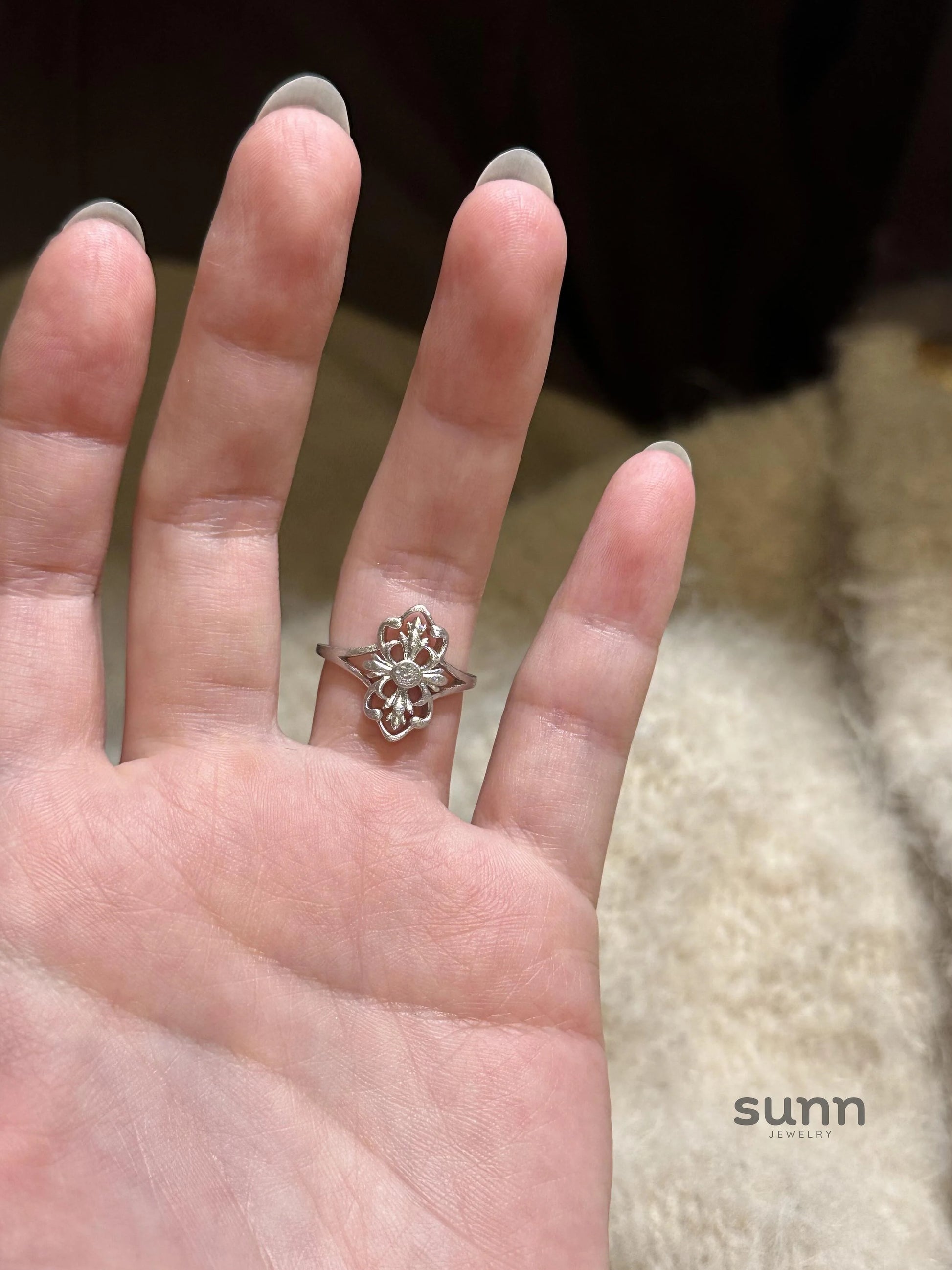 Jehlani Exquisite Hollow Iris Ring