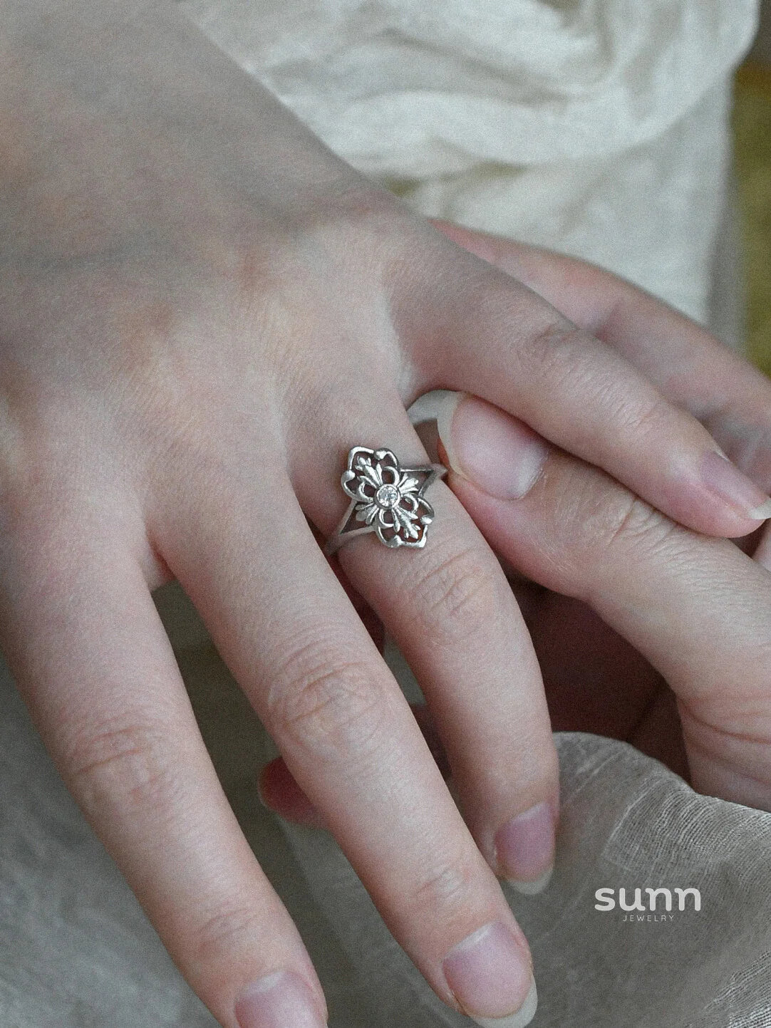Jehlani Exquisite Hollow Iris Ring
