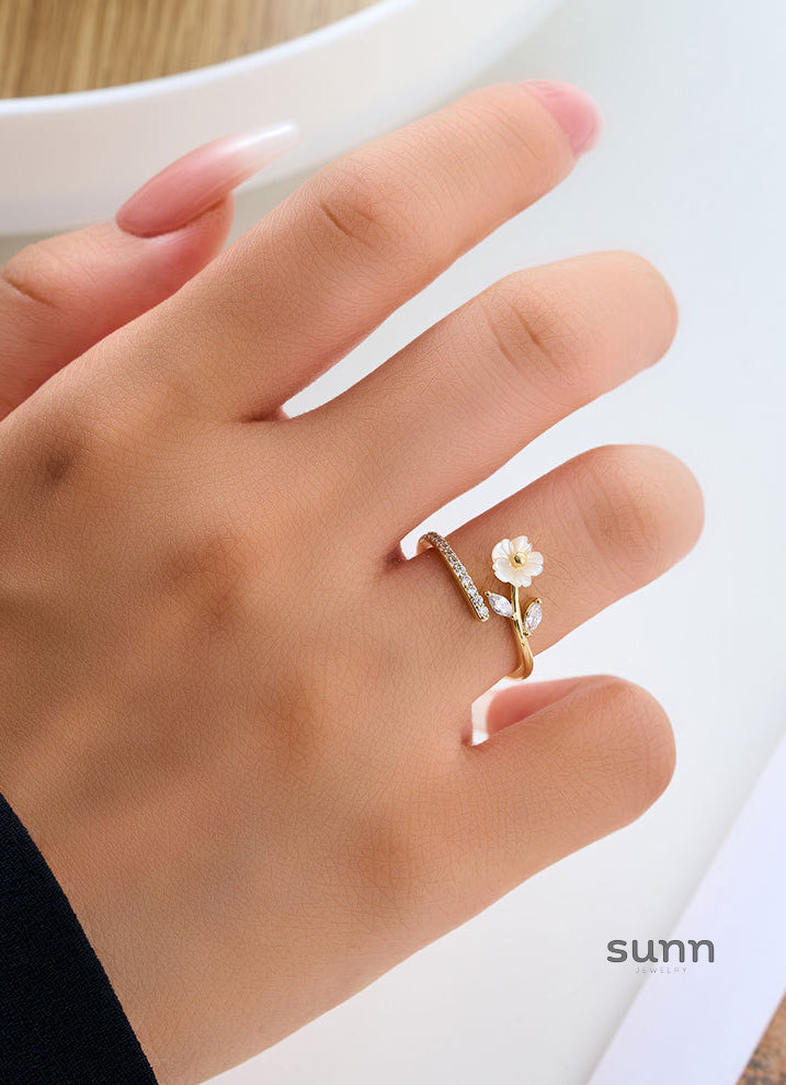 Jemimah Dainty Shell Flower Ring [4CBJKP9Z]