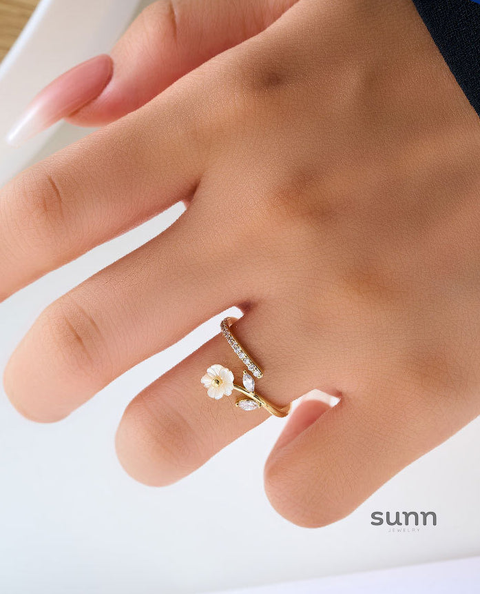 Jemimah Dainty Shell Flower Ring [390E9ZP3]