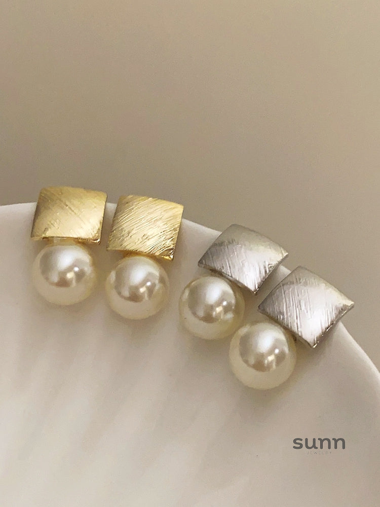 Jennalyn Geometric Pearl Earrings [PO0IV9JD]