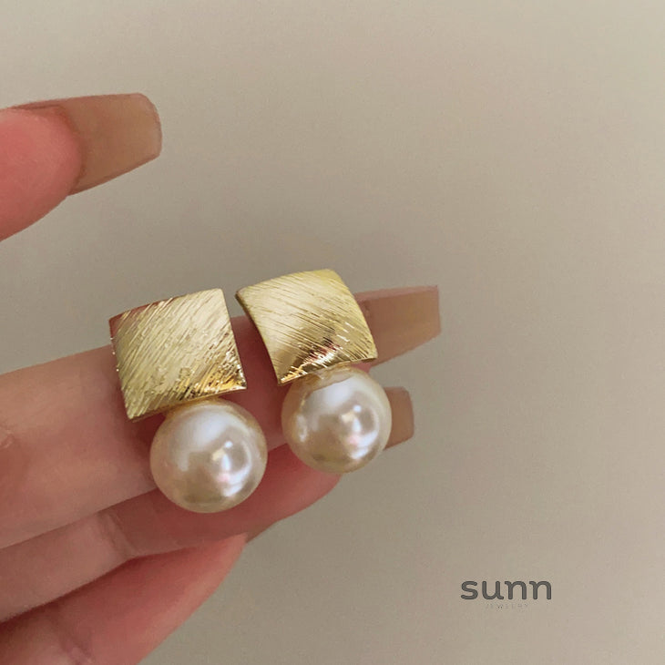 Jennalyn Geometric Pearl Earrings [AOW6JTAR]