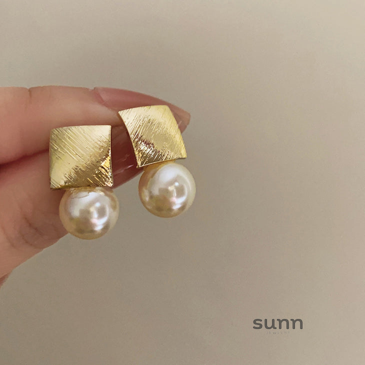 Jennalyn Geometric Pearl Earrings [ECTHYR83]
