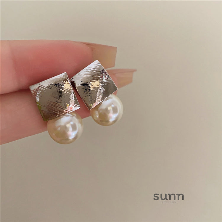 Jennalyn Geometric Pearl Earrings [1GTT1YHE]