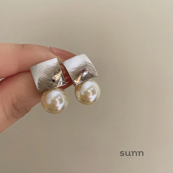 Jennalyn Geometric Pearl Earrings [O6LJ128P]