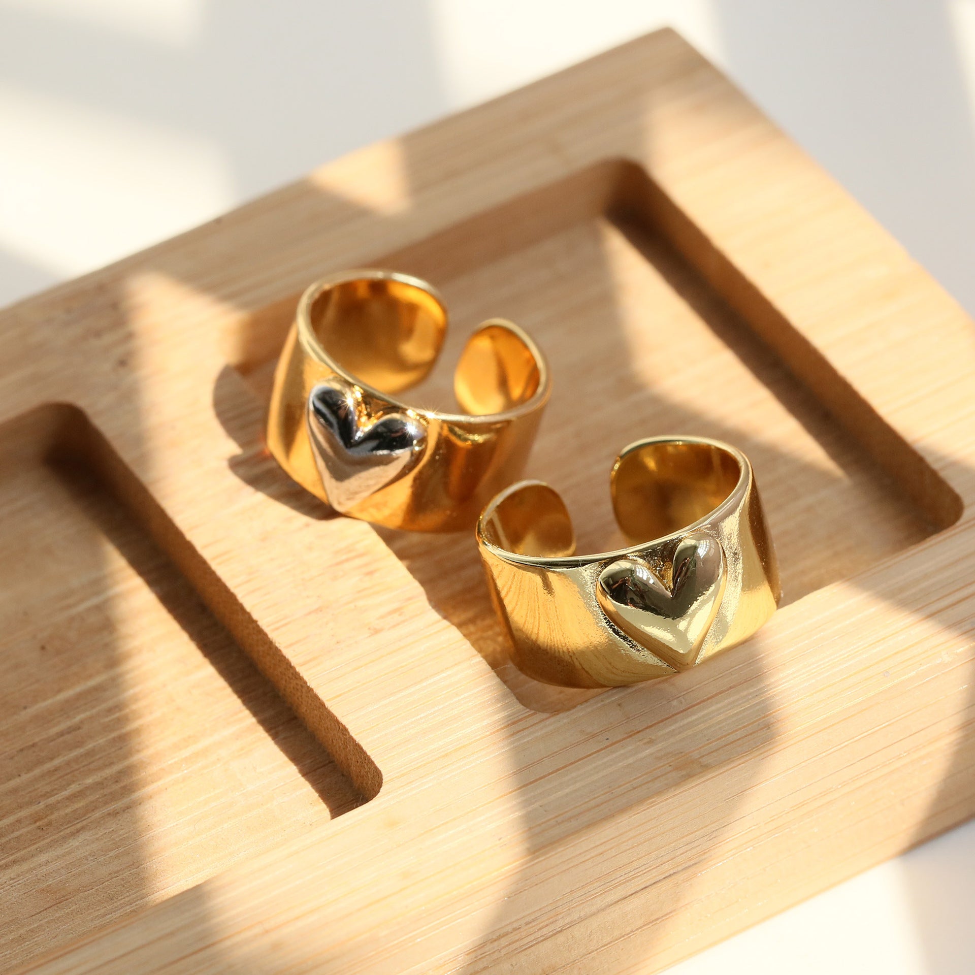 Jeslyn Two-Tone Heart Ring [M9ZTHGJZ]