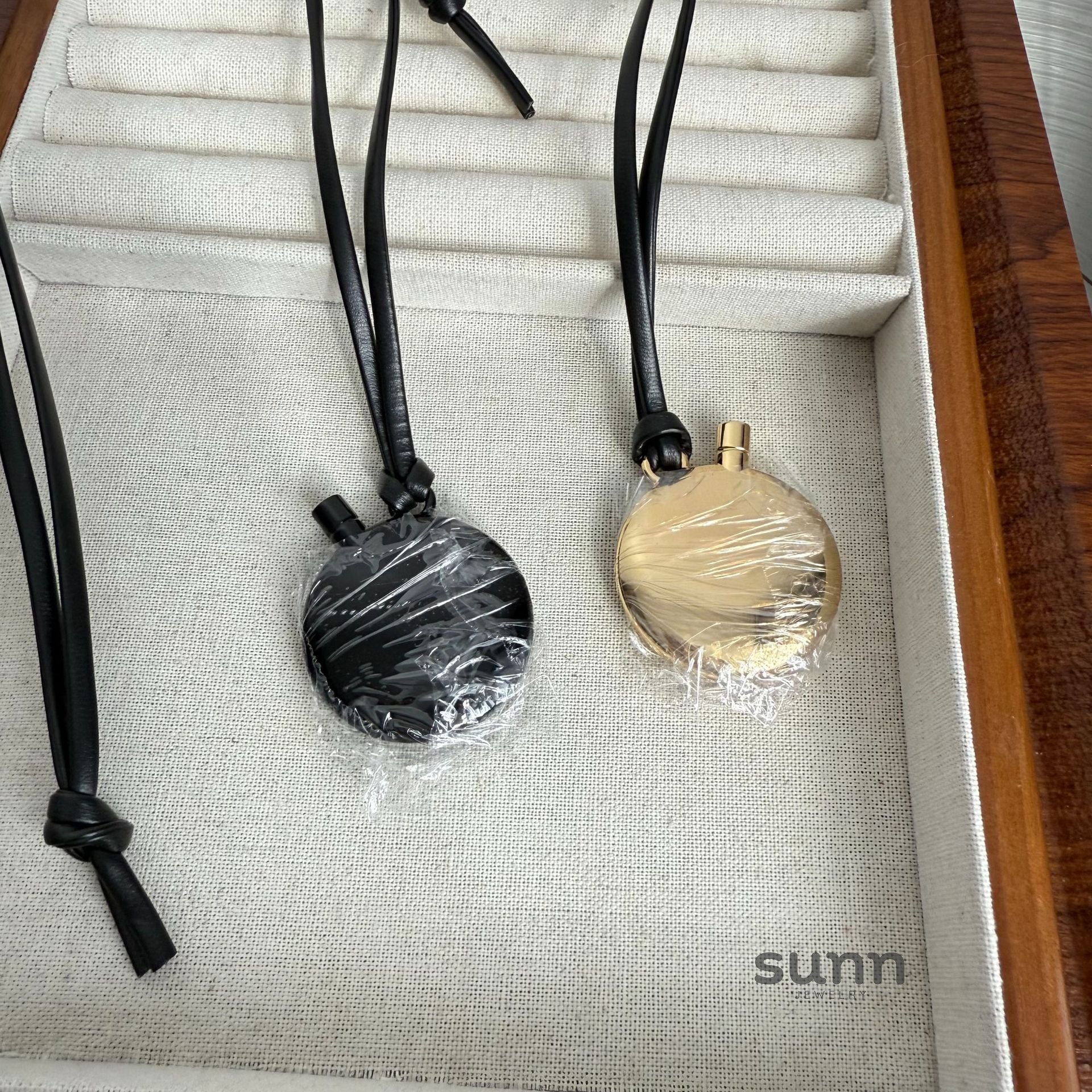 Jewels Scent Bottle Pendant Necklace [M3AMAAQM]