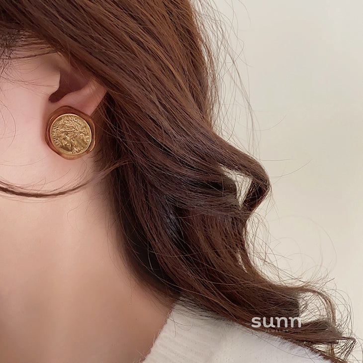 Joleen Asymmetric Sculptural Studs [1MPY1RHD]