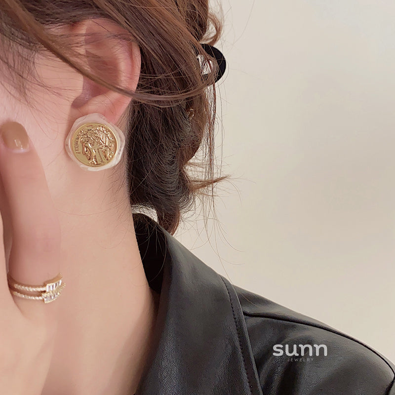Joleen Asymmetric Sculptural Studs [TD5ZI6UU]