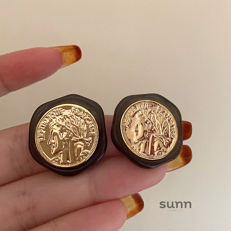Joleen Asymmetric Sculptural Studs [VS3QBD6D]