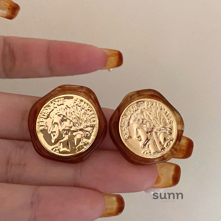 Joleen Asymmetric Sculptural Studs [QCMA6JG1]