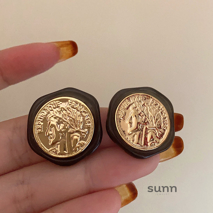 Joleen Asymmetric Sculptural Studs [V8UHWPVT]