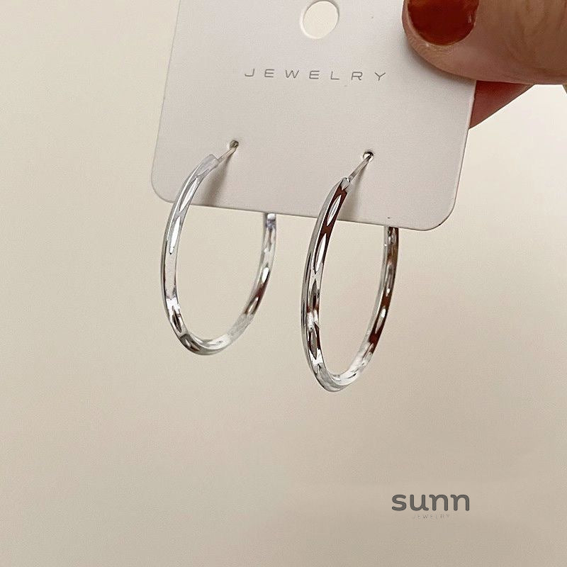 Josalyn Chunky Asymmetrical Hoop Earrings [JGF4G3HM]