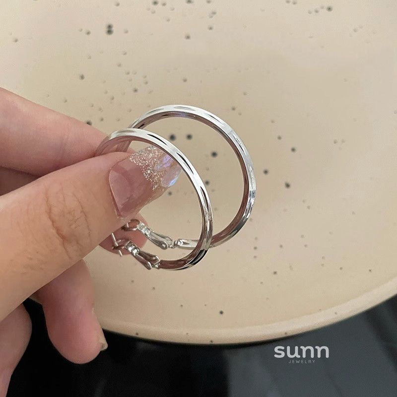 Josalyn Chunky Asymmetrical Hoop Earrings [G384HHUG]