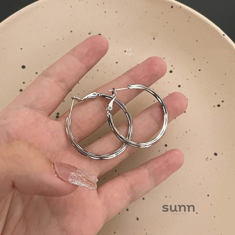 Josalyn Chunky Asymmetrical Hoop Earrings [BXHXEKNC]