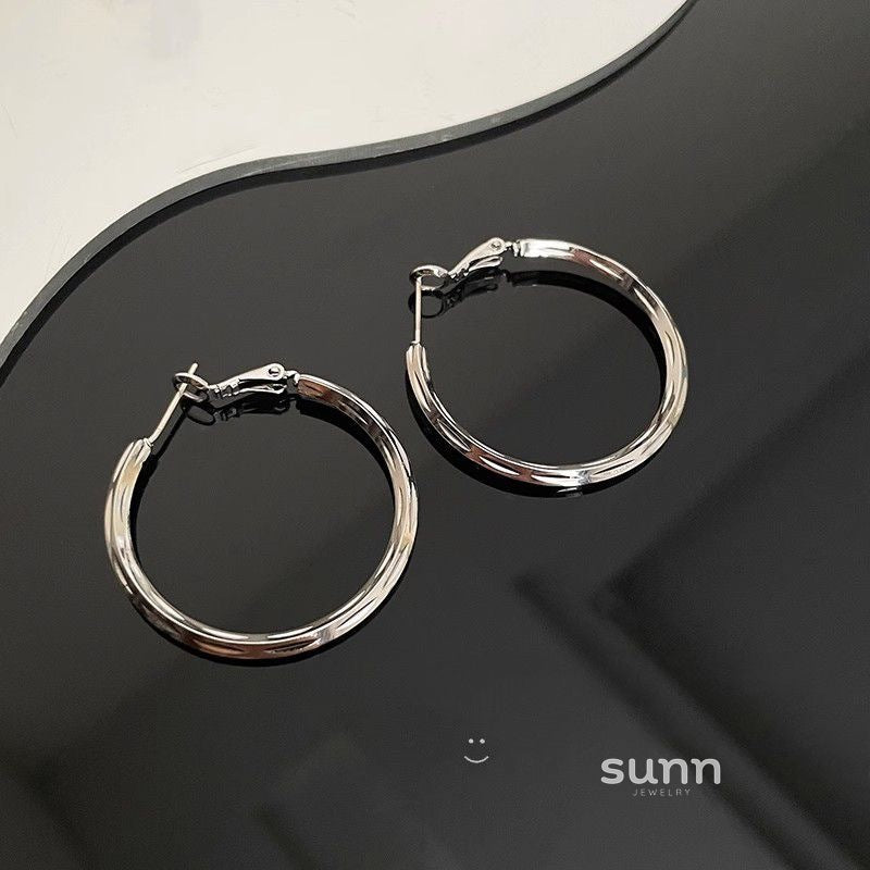 Josalyn Chunky Asymmetrical Hoop Earrings [N64HY02Z]