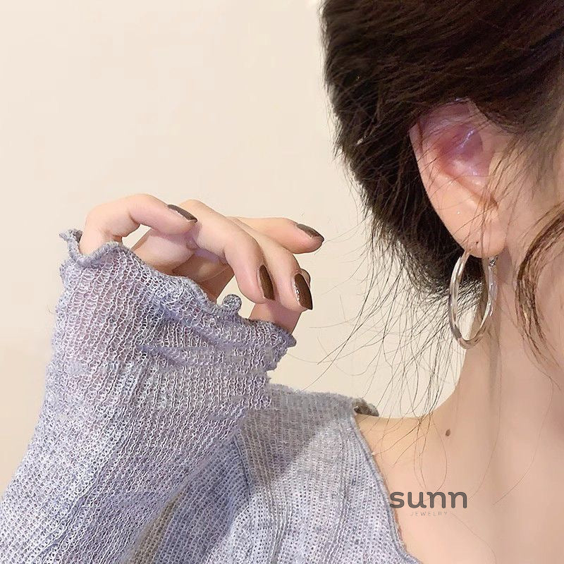 Josalyn Chunky Asymmetrical Hoop Earrings [U8W466HI]