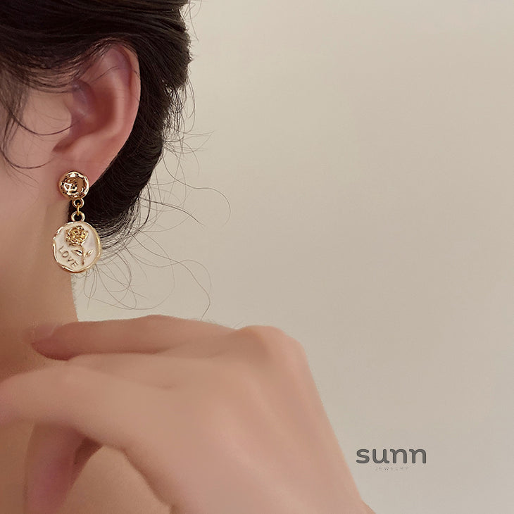 Joseline Embossed Rose Earrings [SCSAH5PO]
