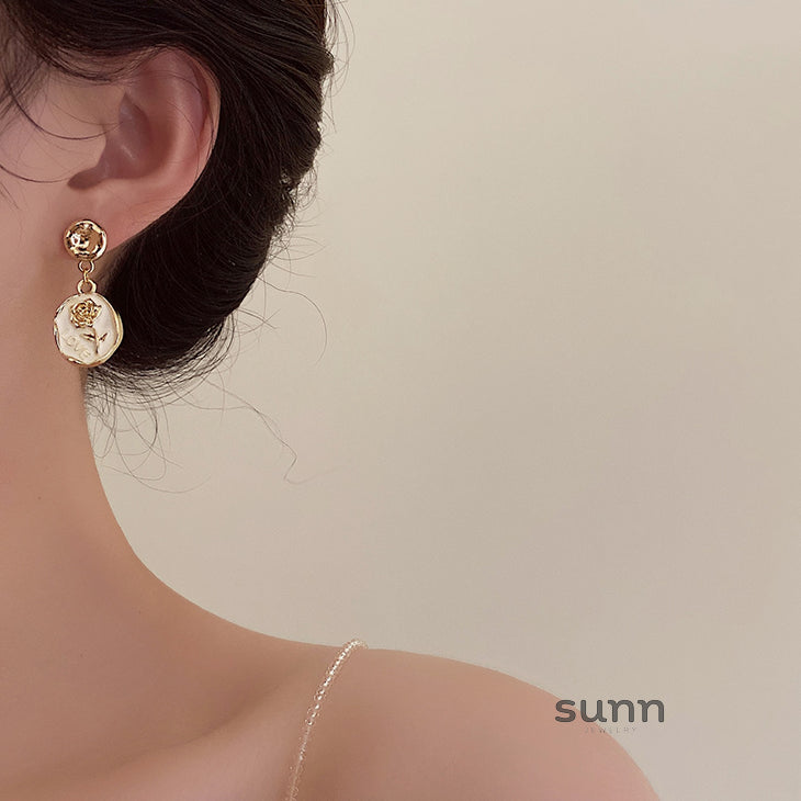 Joseline Embossed Rose Earrings [T2S6T0UG]