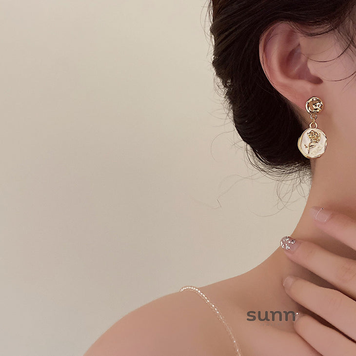 Joseline Embossed Rose Earrings [SQ2AOMM3]