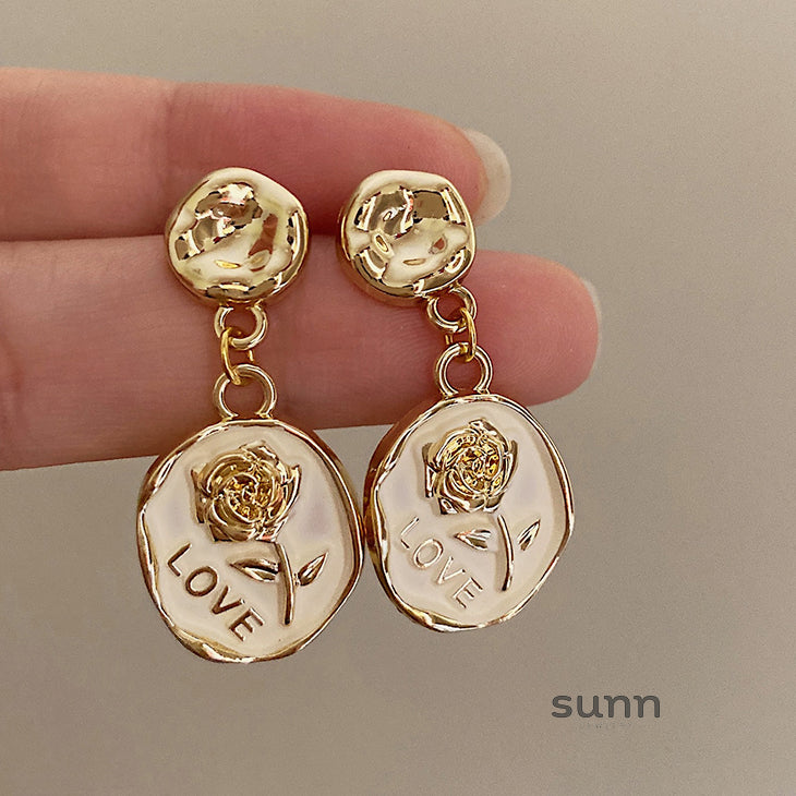 Joseline Embossed Rose Earrings [LKBM68AK]