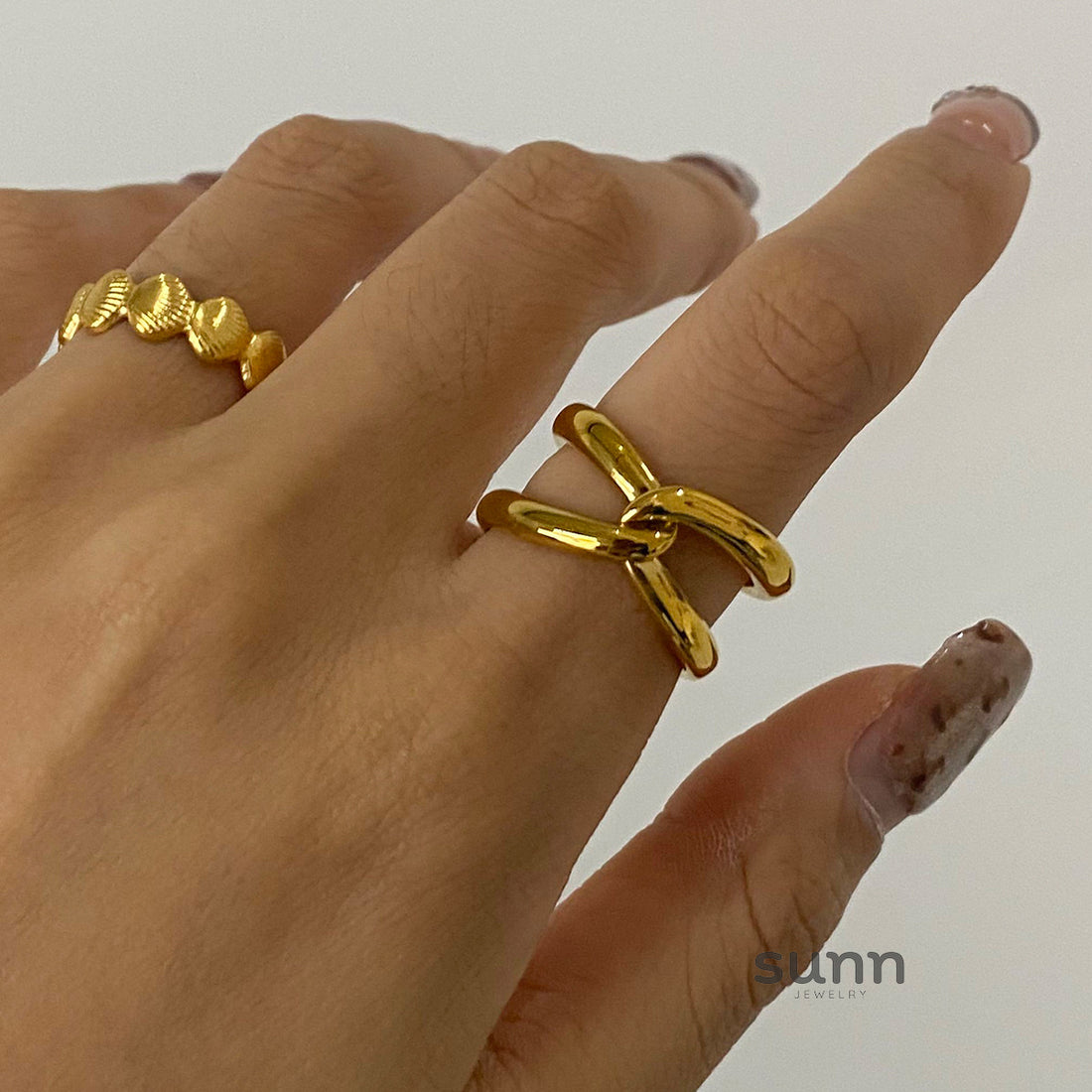 Josslyn Sleek Cross Ring [BO0DFSOT]
