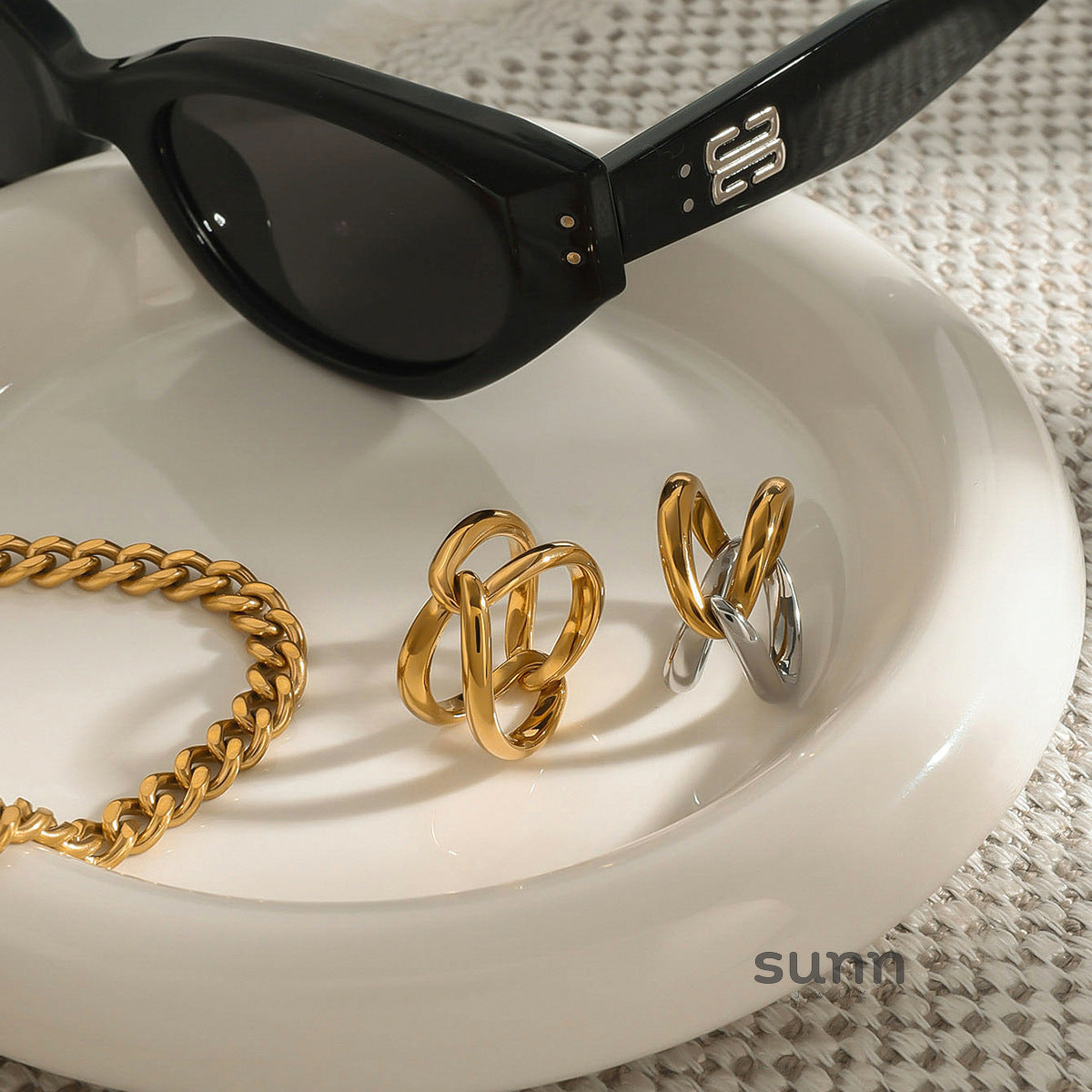 Josslyn Sleek Cross Ring [TWHDHU73]