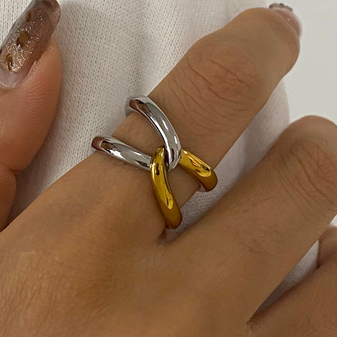 Josslyn Sleek Cross Ring [BO0DFSOT]