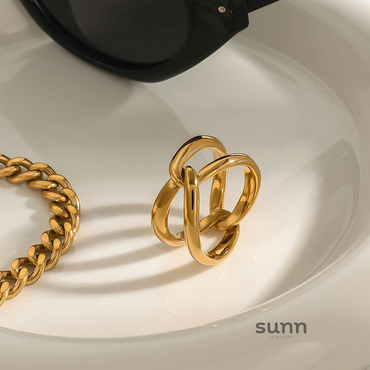 Josslyn Sleek Cross Ring [O6AQVFNU]