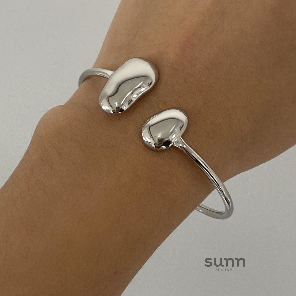 Journey Gold Water Drop Bangle [F0MWSTFJ]