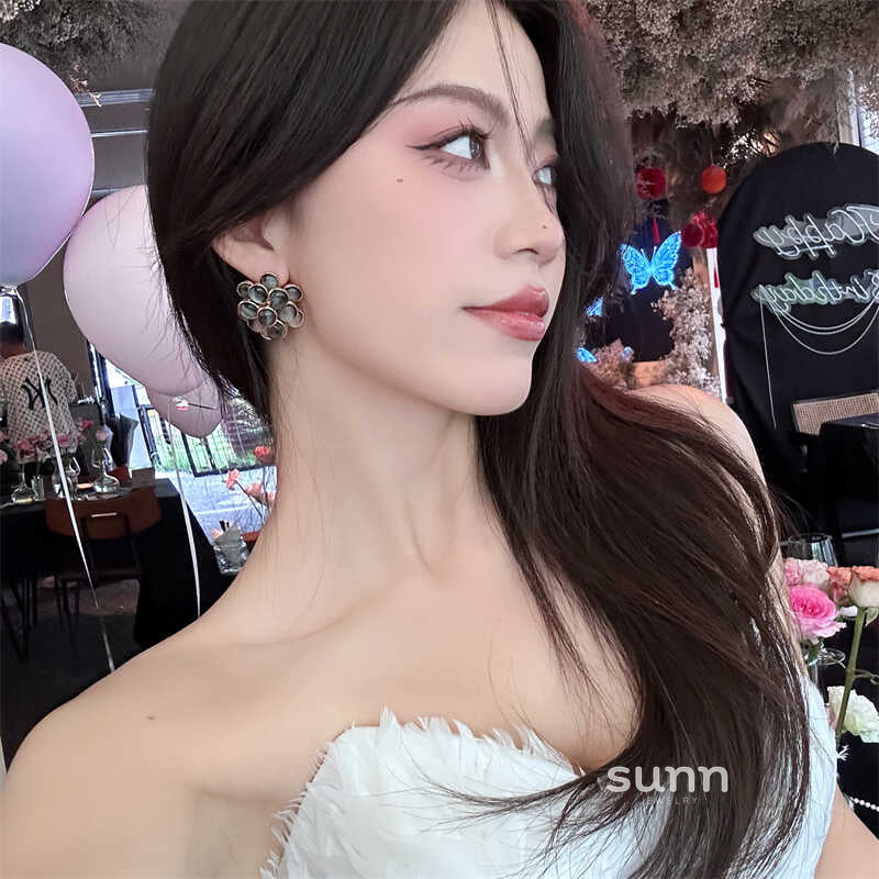 Juana Mother-of-Pearl Camellia Earrings [CX5PGPY3]