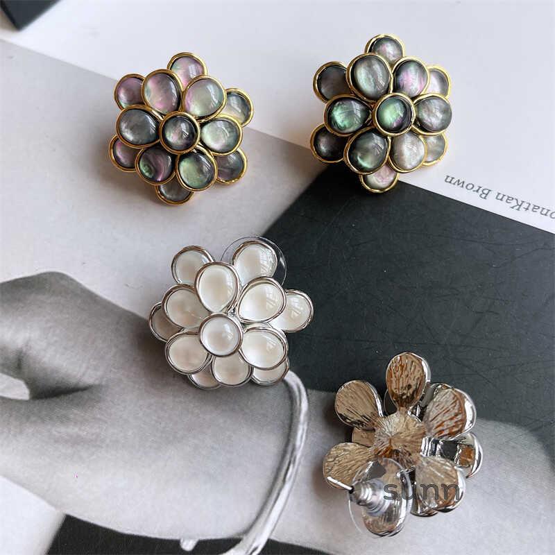 Juana Mother-of-Pearl Camellia Earrings [TEAQ55M5]