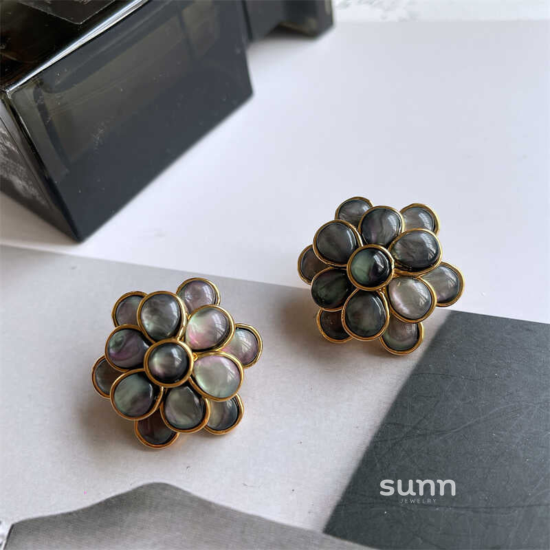 Juana Mother-of-Pearl Camellia Earrings [IC3YYAJN]