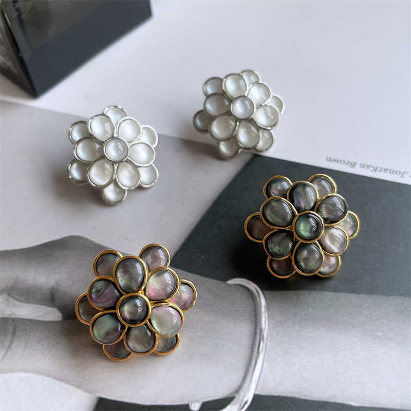 Juana Mother-of-Pearl Camellia Earrings [CX5PGPY3]