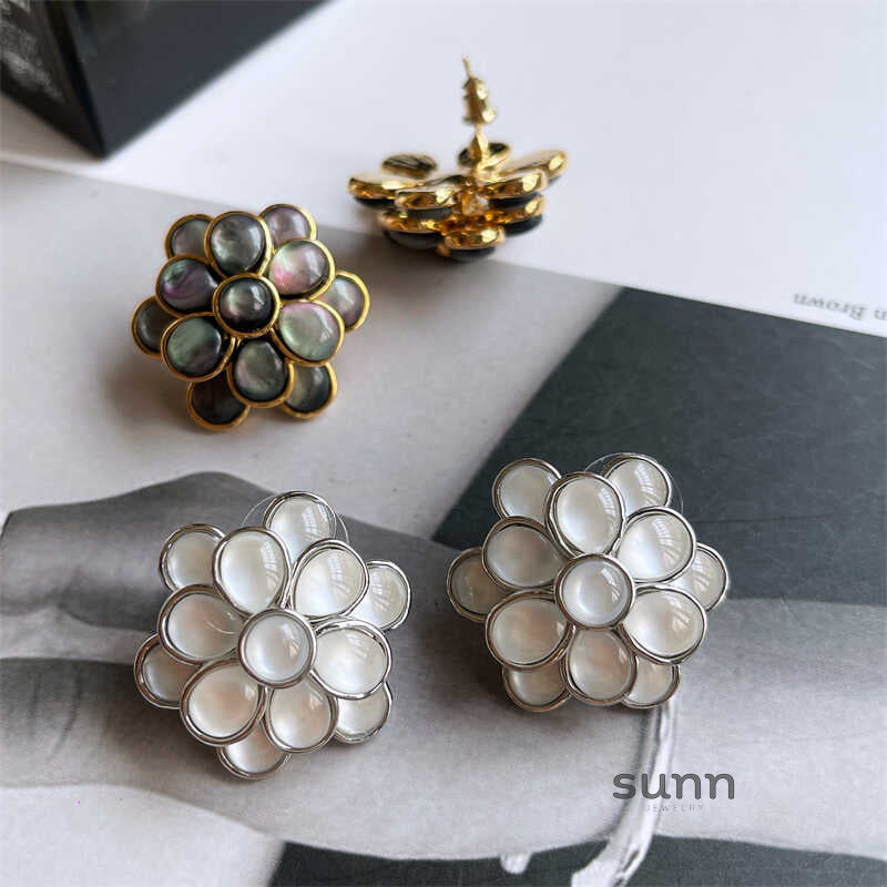 Juana Mother-of-Pearl Camellia Earrings [Y8O0CCEC]