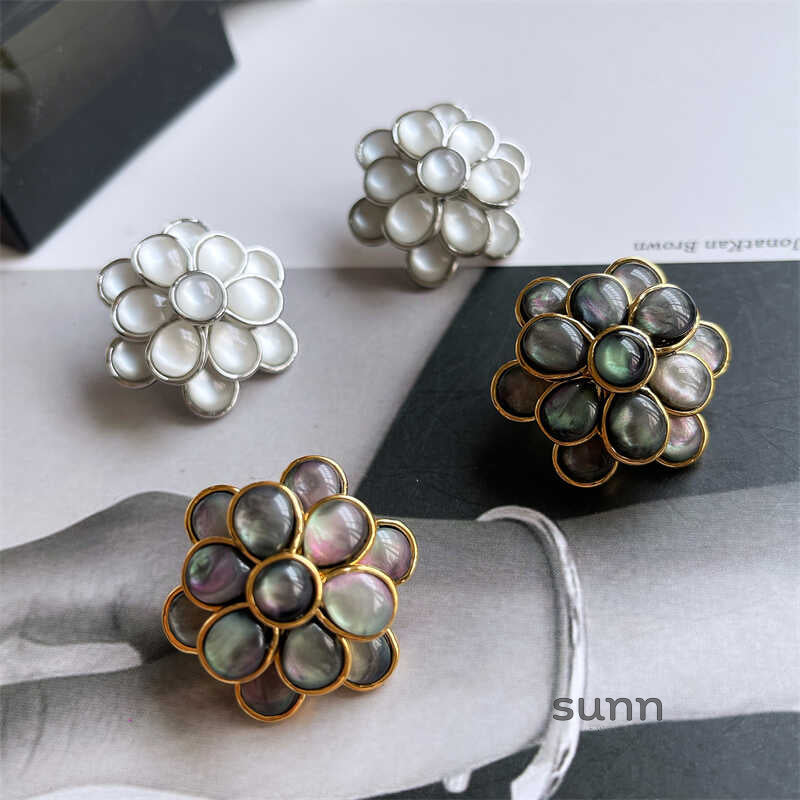 Juana Mother-of-Pearl Camellia Earrings [LYH72EX9]