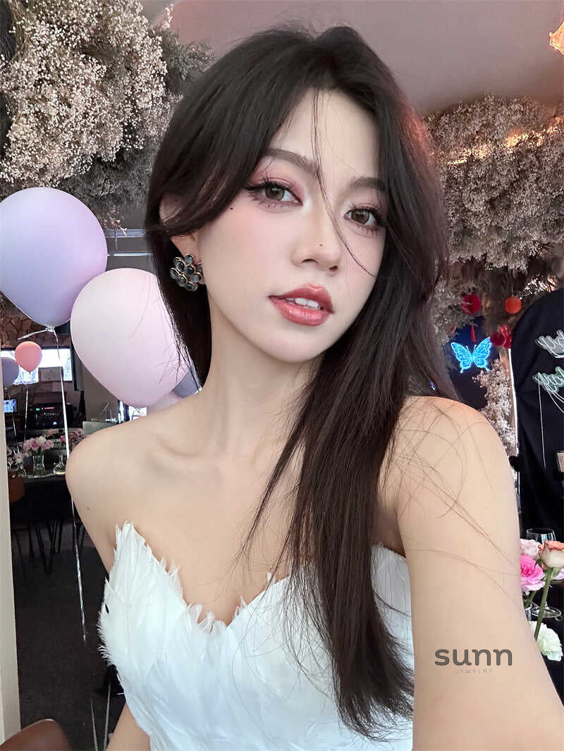 Juana Mother-of-Pearl Camellia Earrings [0M8MXYOI]
