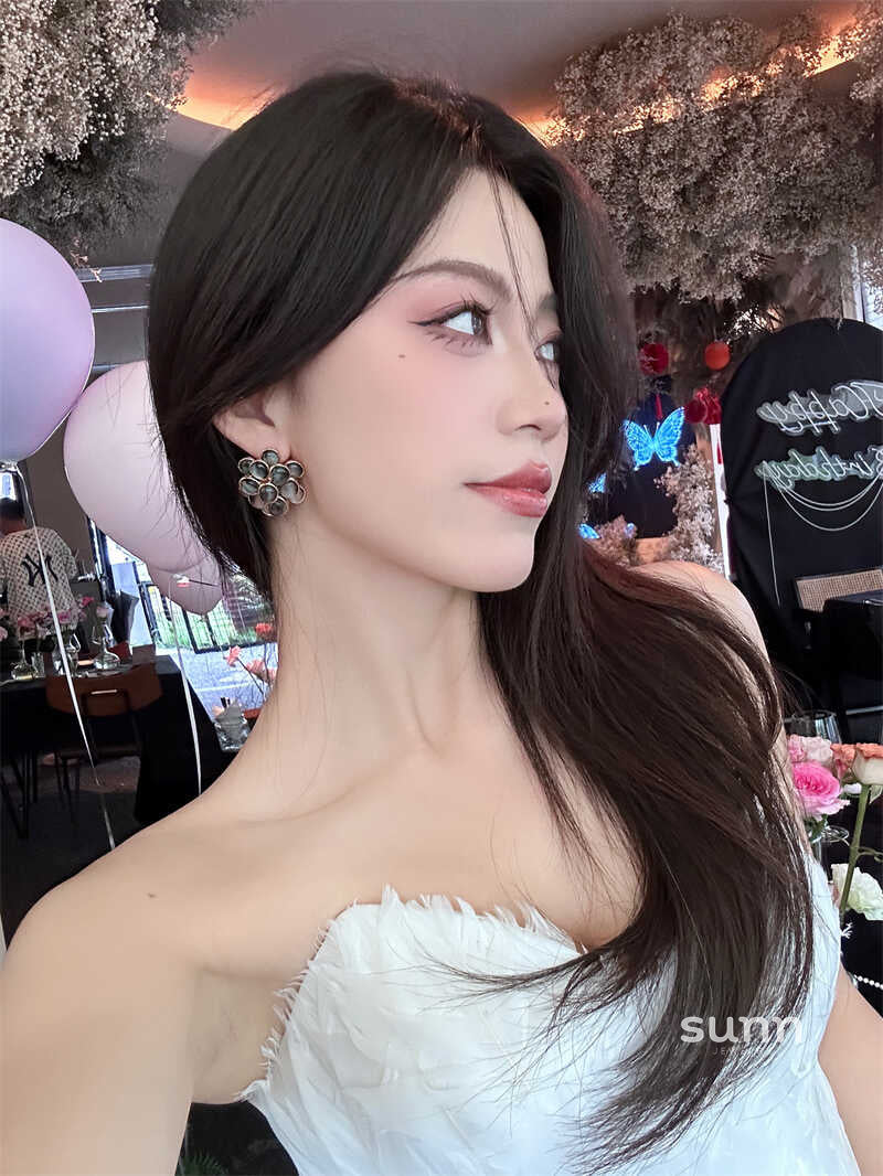 Juana Mother-of-Pearl Camellia Earrings [CAO9Q3JQ]