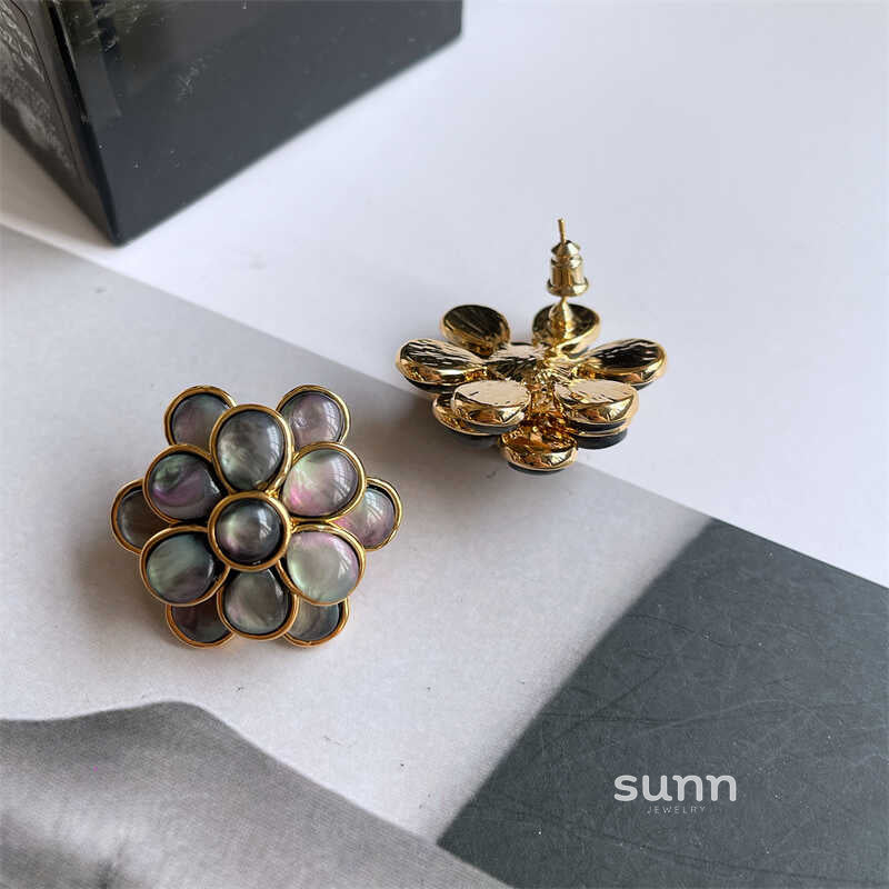 Juana Mother-of-Pearl Camellia Earrings [F6XNZBYH]
