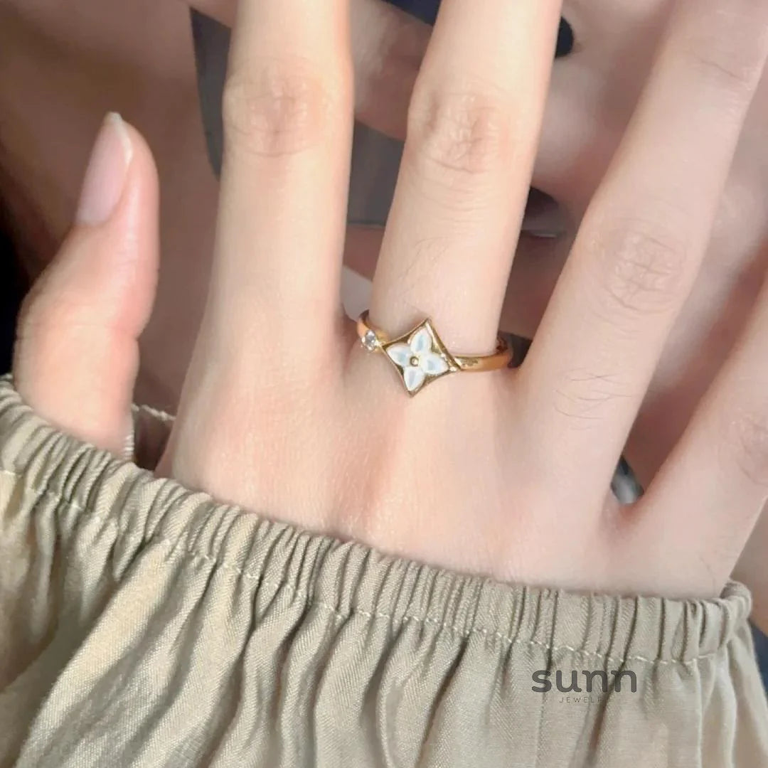Judah Mother-of-Pearl Clover Ring
