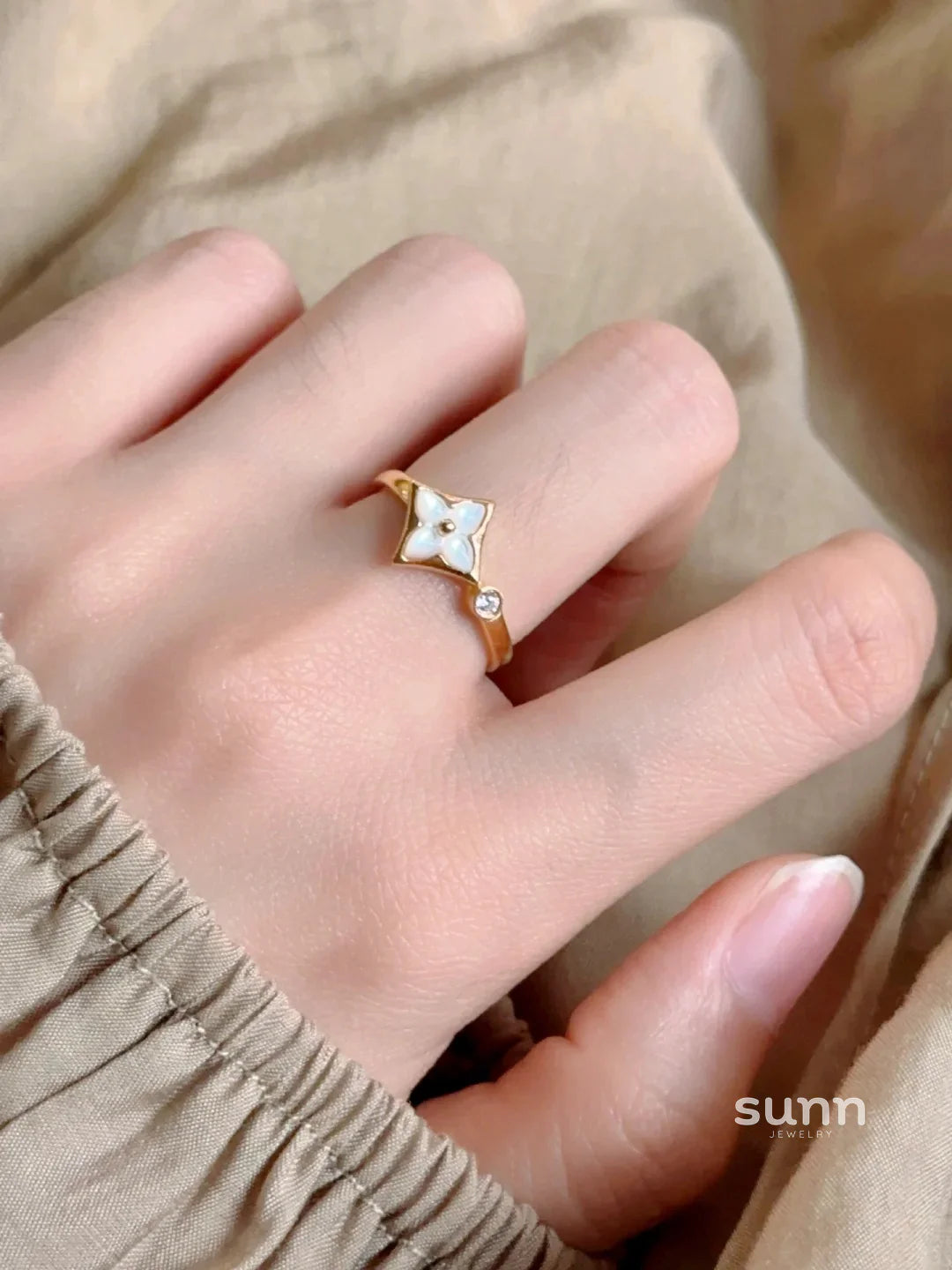 Judah Mother-of-Pearl Clover Ring