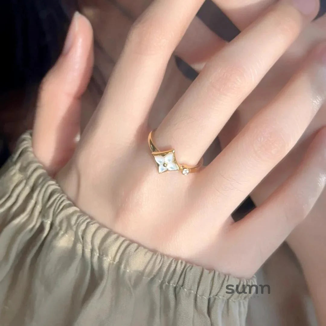 Judah Mother-of-Pearl Clover Ring
