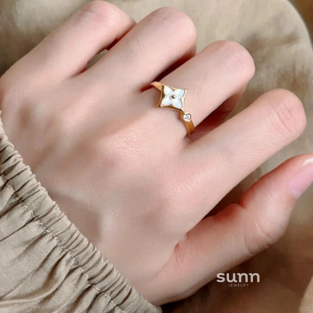 Judah Mother-of-Pearl Clover Ring