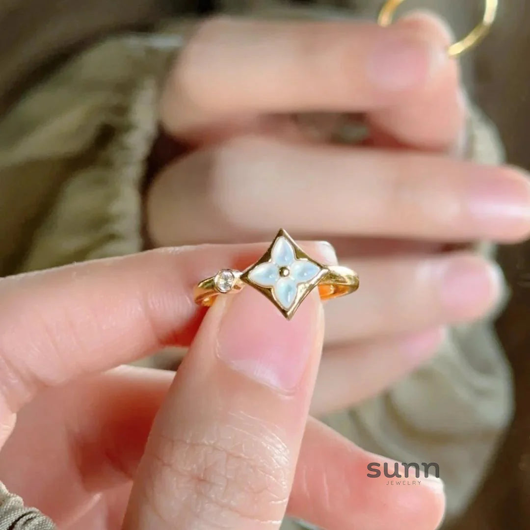 Judah Mother-of-Pearl Clover Ring