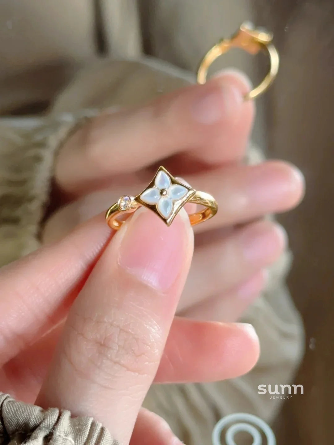 Judah Mother-of-Pearl Clover Ring