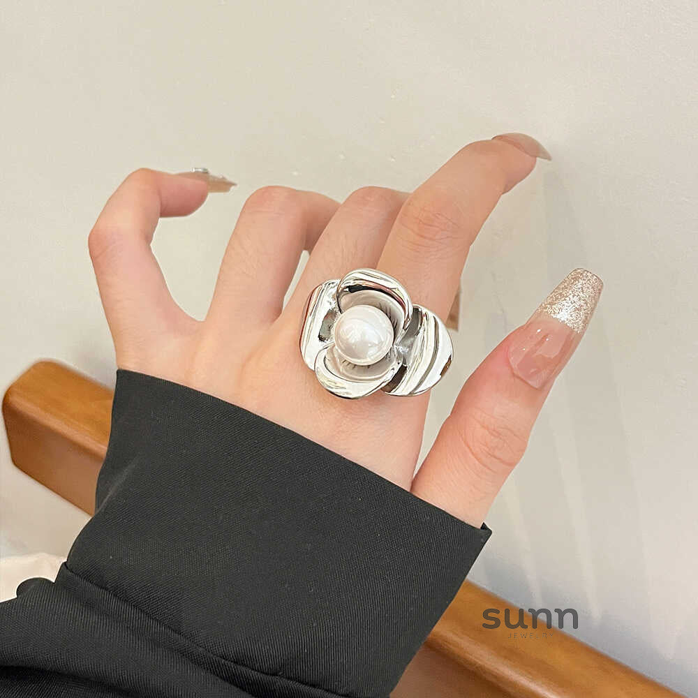 Julie Star Pearl Ring [R9DETJ8W]