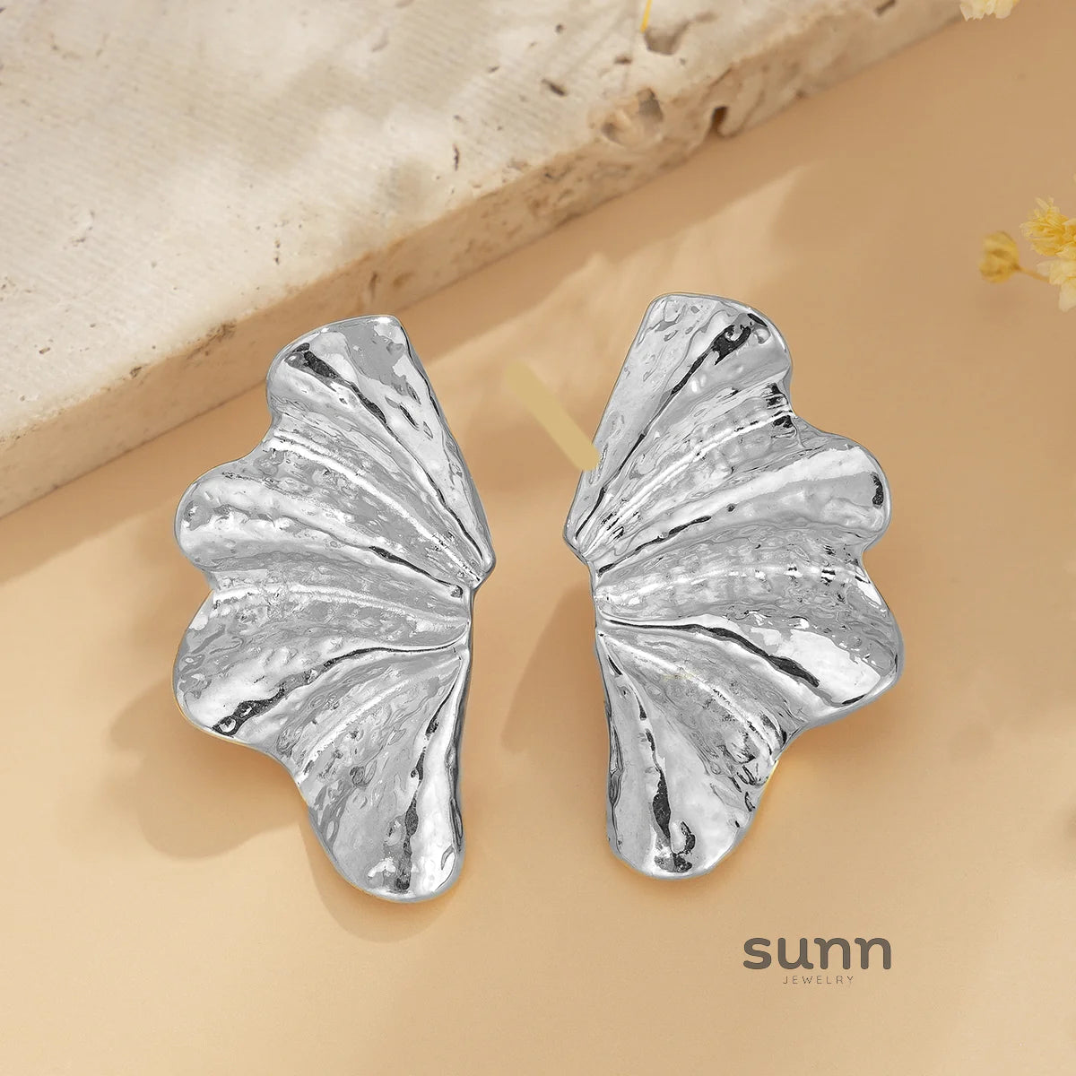 Julieta Delicate Leaf Studs
