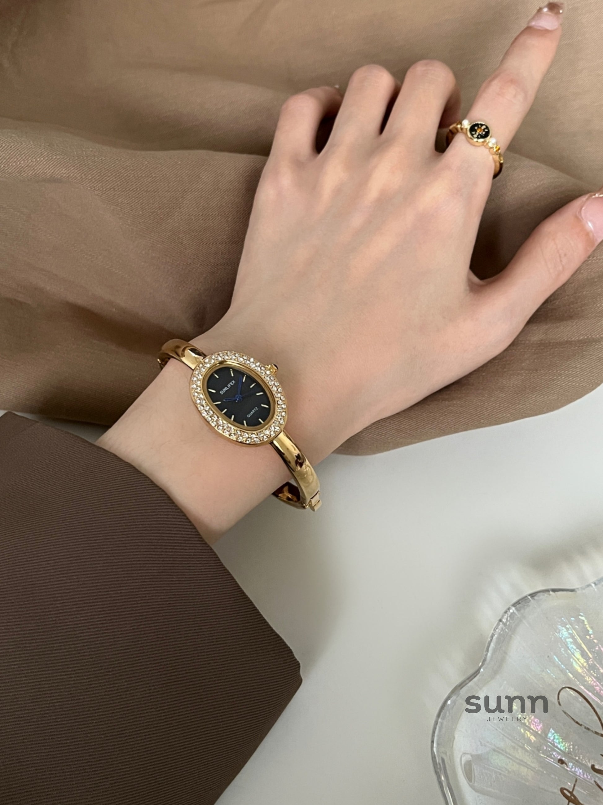 Juliett Dainty Oval Bracelet Watch [BFB4Z863]
