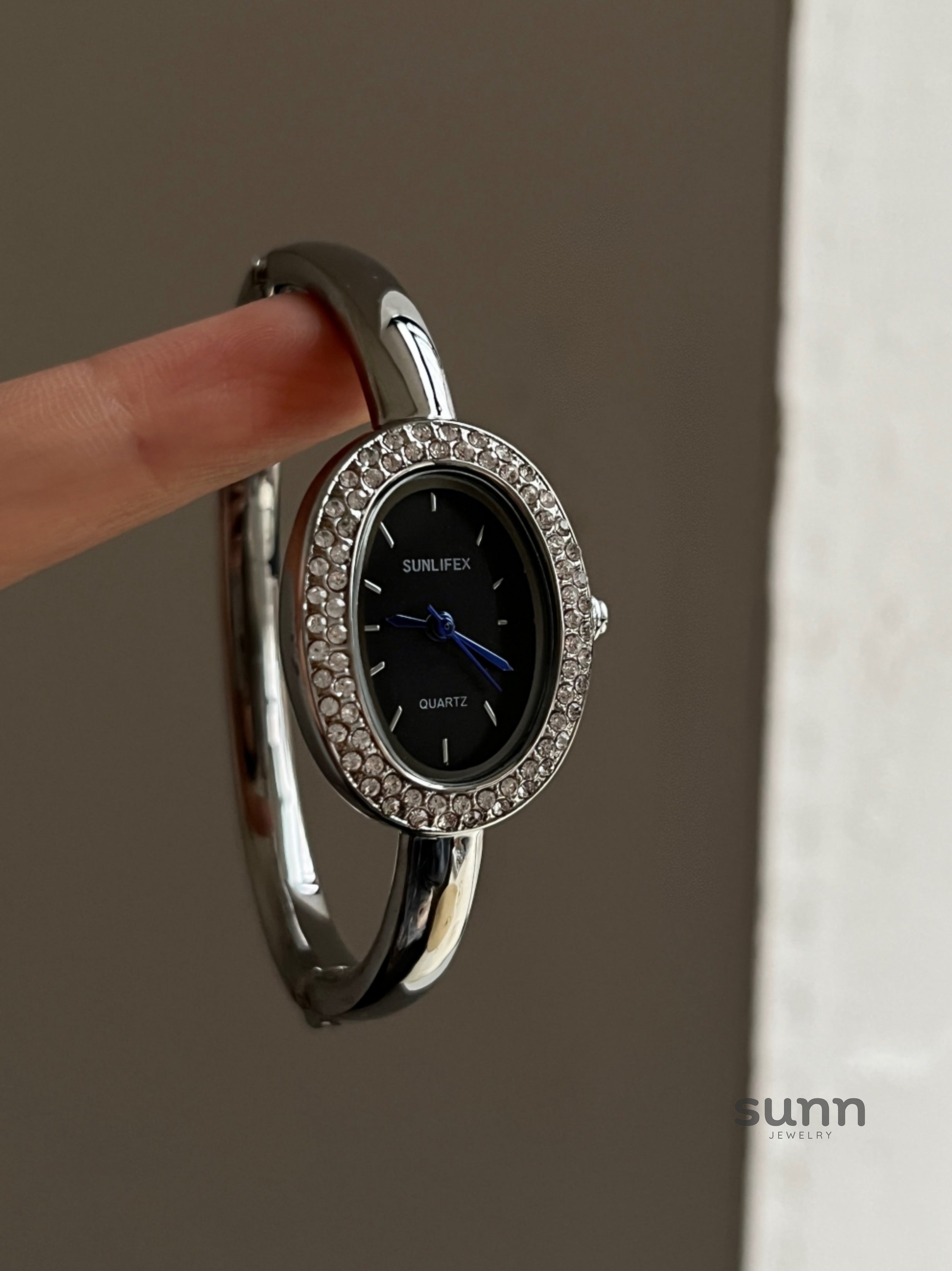 Juliett Dainty Oval Bracelet Watch [GDMCHL6G]