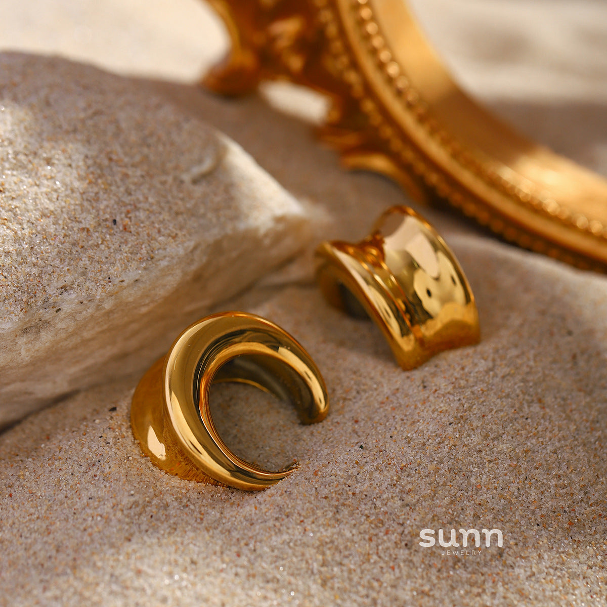 Junia Moon Curved Ear Clip [SJ92029E]